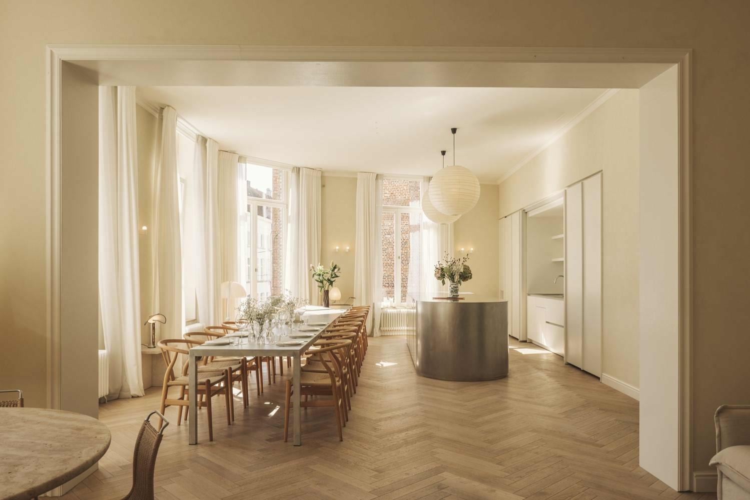 Een lichtrijk appartement in Gent waar private dining events doorgaan. De tafel staat gedekt.