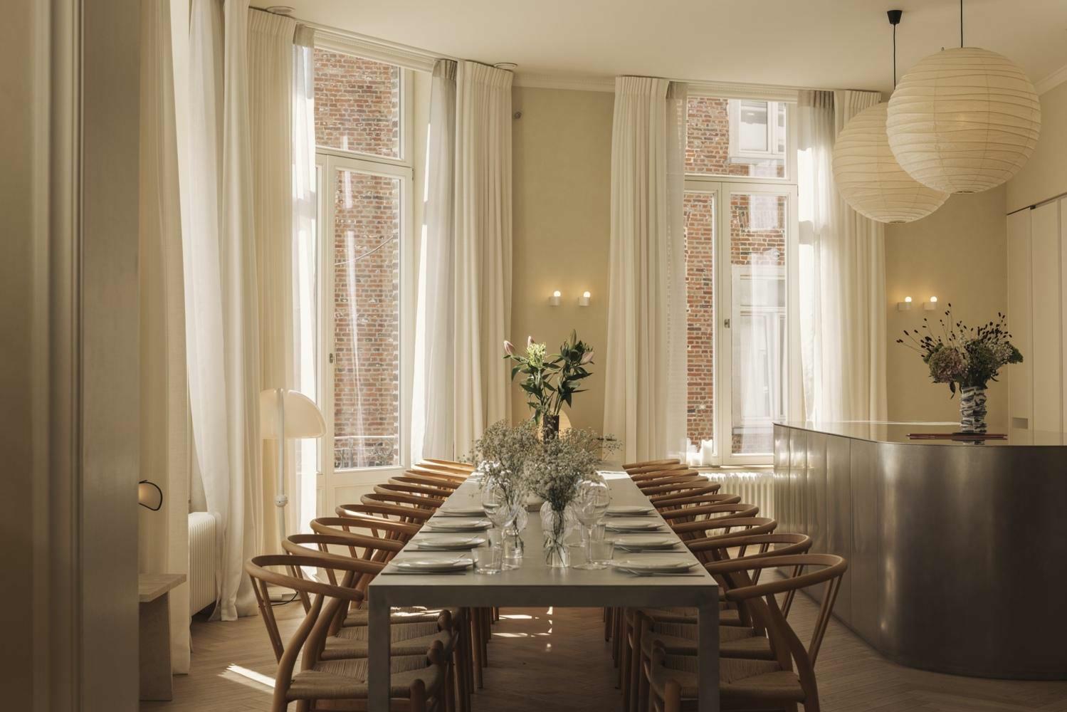 Gedekte tafel, klaar om gasten te ontvangen voor een private dining event.