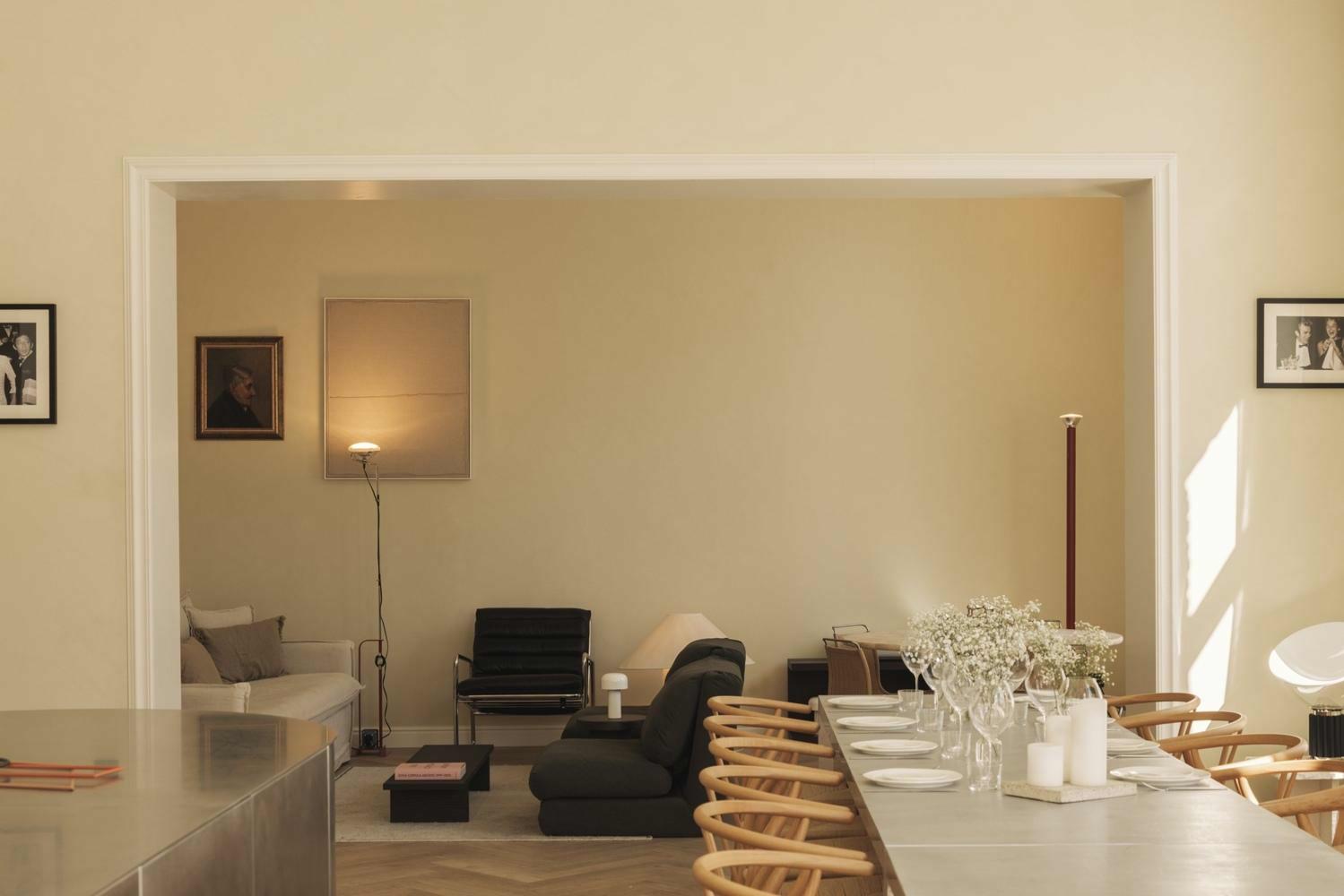 Stijlvolle zithoek met designmeubelen voor privé diner in elegant Haussmann-appartement.