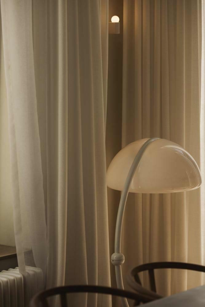 Een designlamp van Floss in een privé appartement in Gent