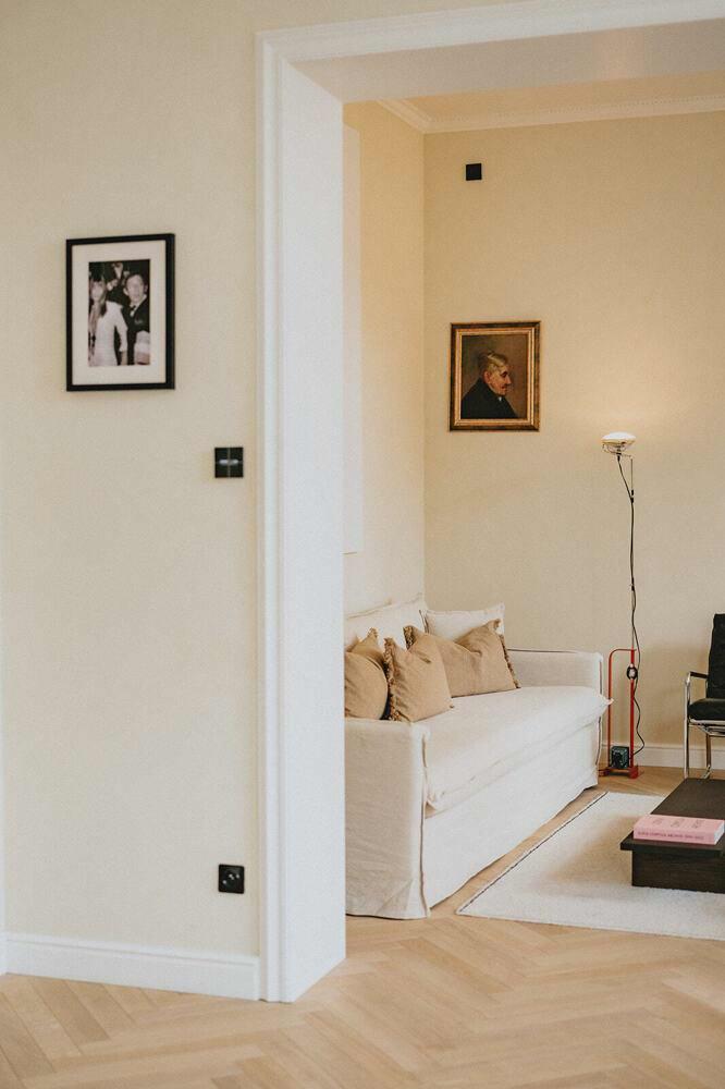 Warm verlicht interieur met klassieke elementen en een Flos designlamp als sfeermaker.