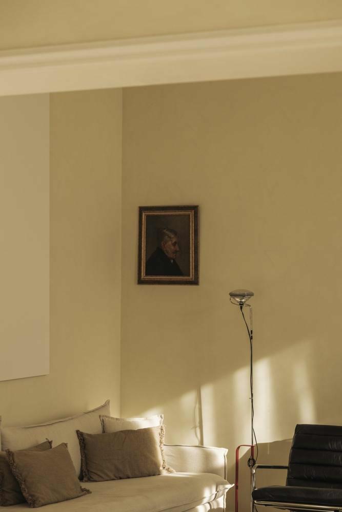 Zonlicht valt binnen op de woonkamer van het privé appartement Etienne Etienne in Gent
