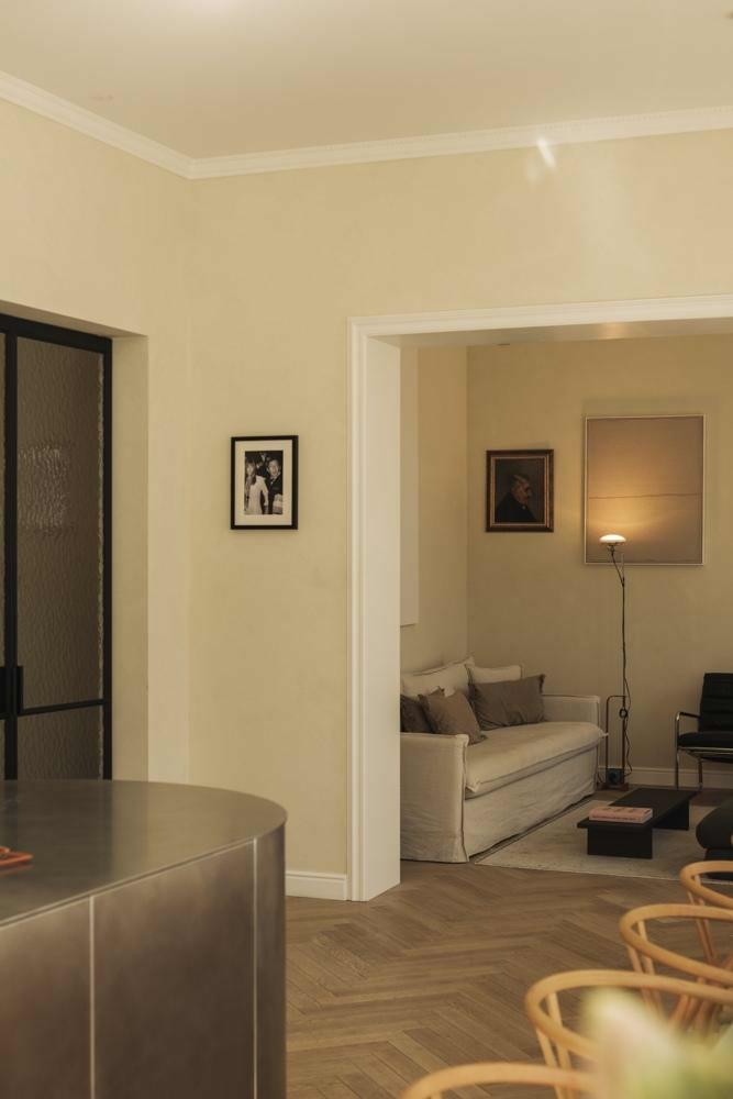 De woonkamer van een design private dining appartement in Gent