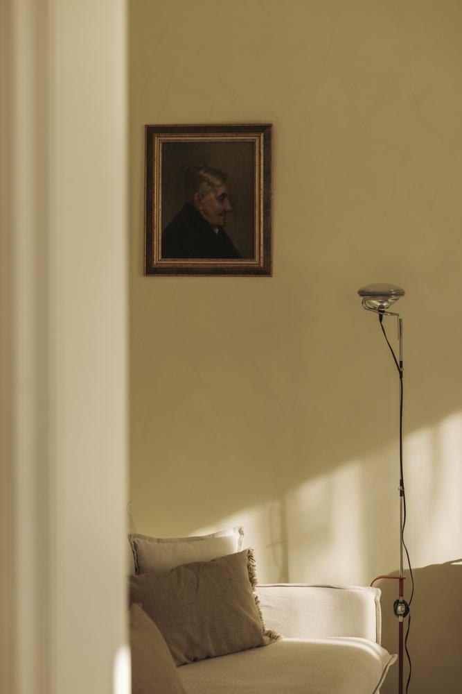Zonlicht valt binnen op de woonkamer van het privé appartement Etienne Etienne in Gent